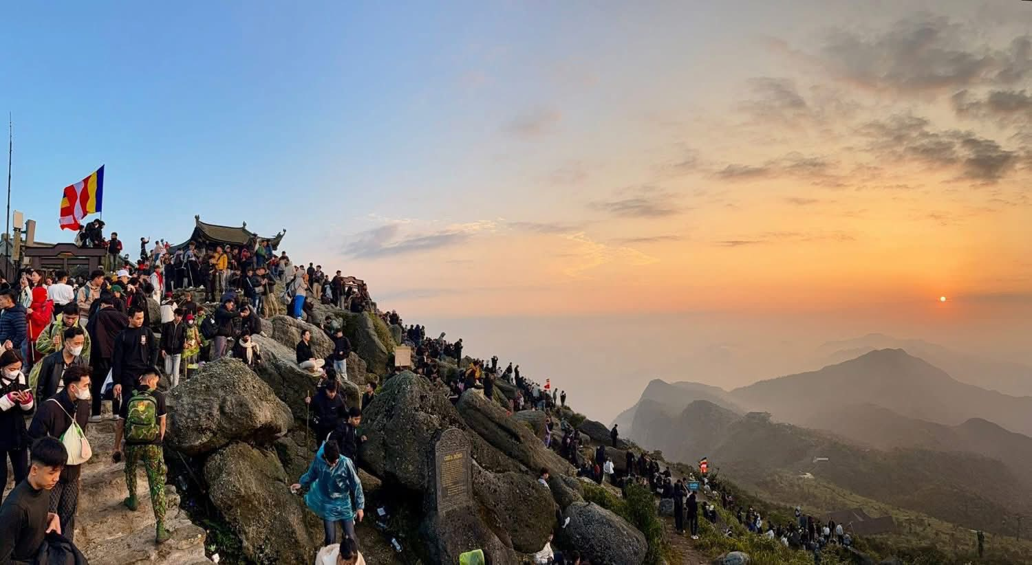 Chữ An thời AI và những biển người đi lễ-2